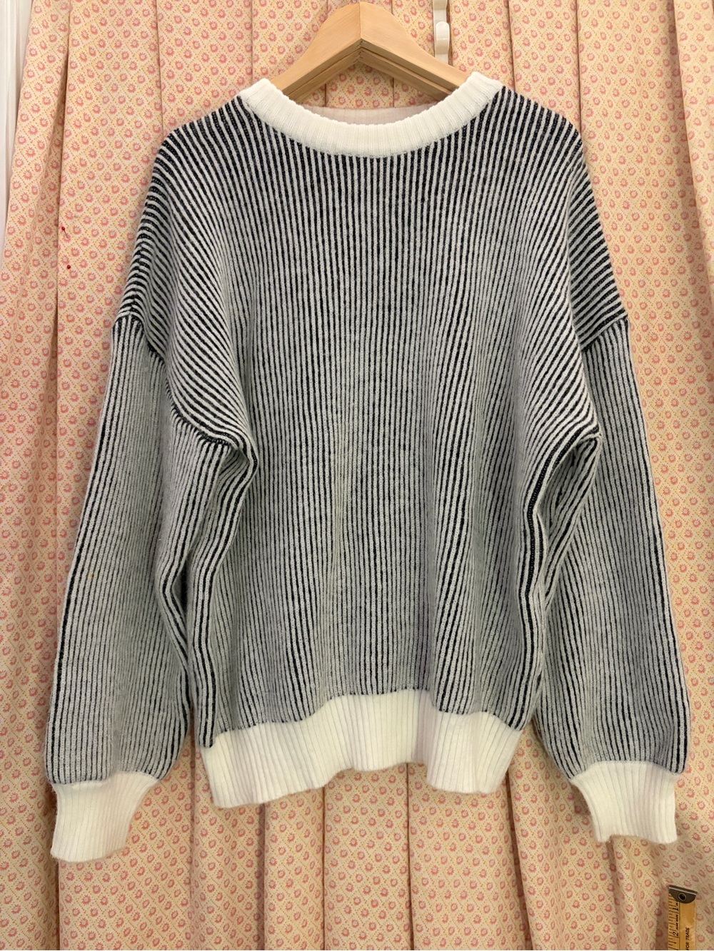 Oversized Baggy Black and White Halara Sweater